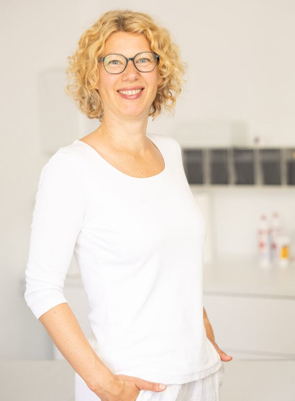 Ines Westermann in ihrer Naturheilpraxis in Hamburg-Barmbek