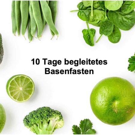 10 Tage begleitetes Basenfasten - grünes Obst und Gemüse auf weißem Hintergrund